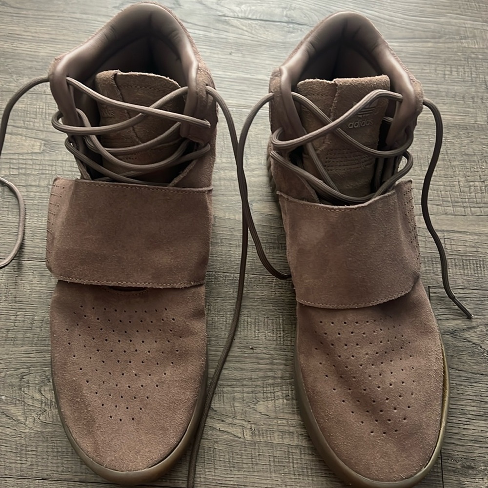 Adidas size 10 brown men’s shoes.